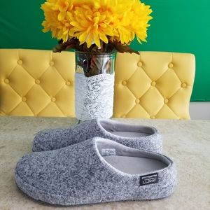 LL Bean Gray Sweater Fleece Slippers
Womens sz 7